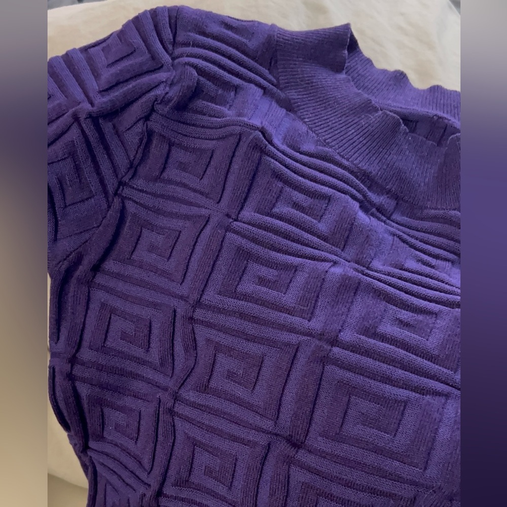 “Greek key" Pattern solid round neck sweater - Picture 6 of 16